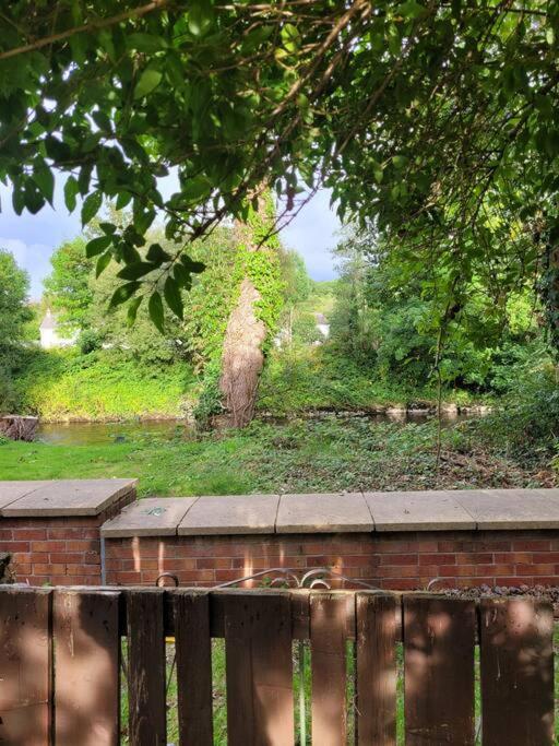 Riverside Bungalow - Direct River Access! Ystradgynlais エクステリア 写真
