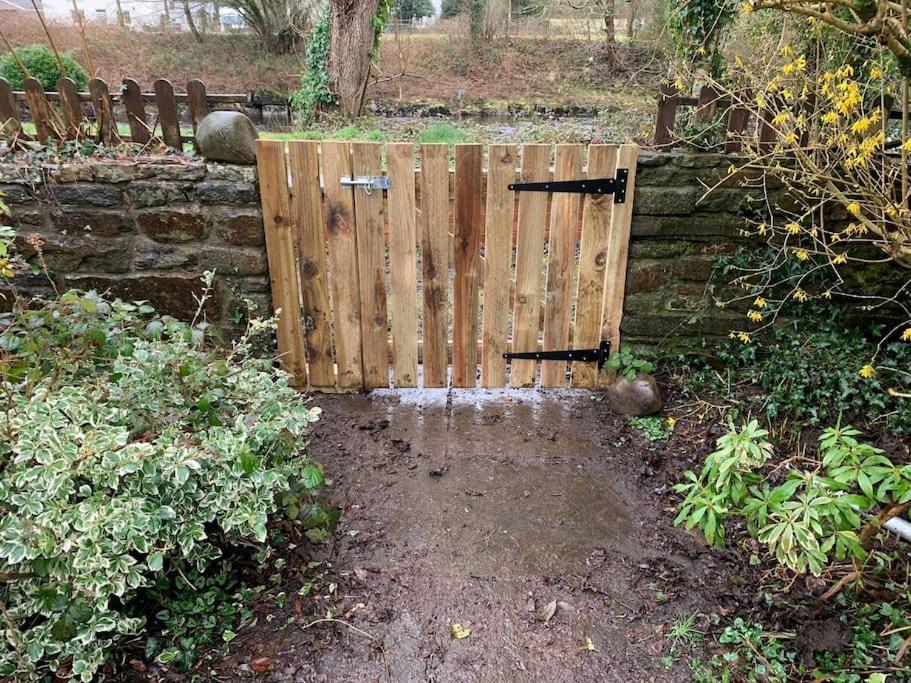 Riverside Bungalow - Direct River Access! Ystradgynlais エクステリア 写真